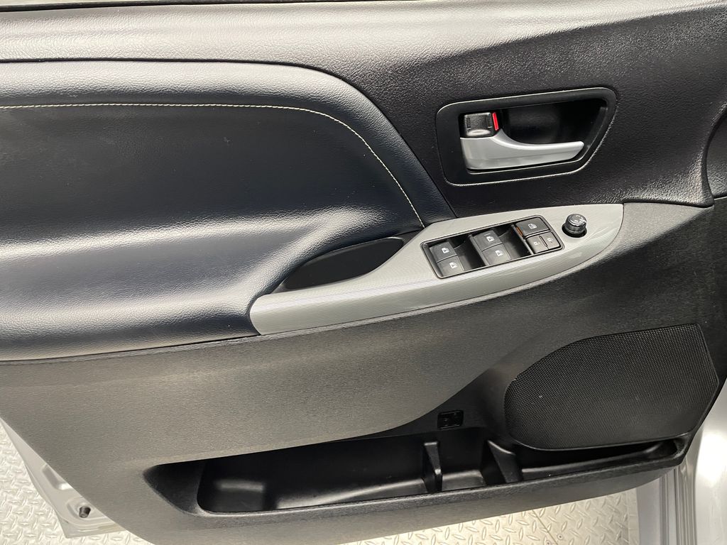 Thumbnail: 2017 Toyota Sienna - 9