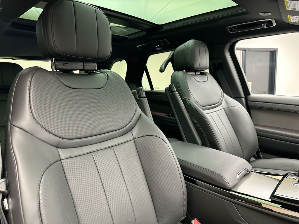 Thumbnail: 2025 Land Rover Range Rover Sport - 4