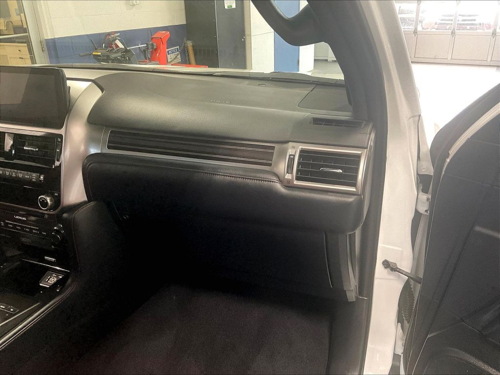 2022 Lexus GX — photo 13