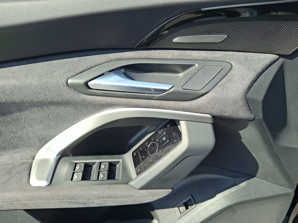 Thumbnail: 2025 Audi SQ5 - 9