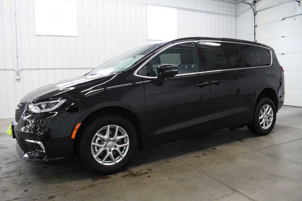 Used 2026 Black Chrysler Select image 3