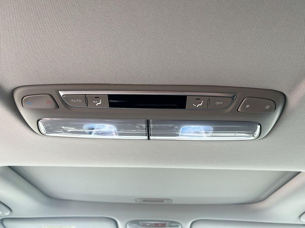 Used 2025 Green Kia S image 26