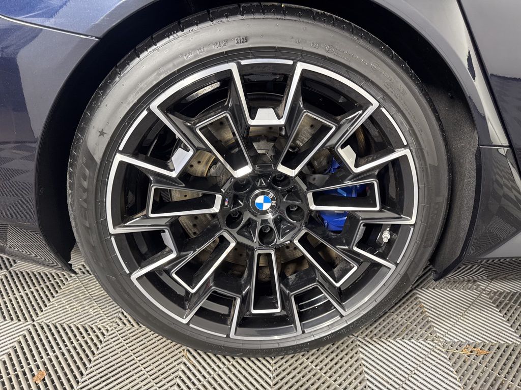 Thumbnail: 2026 BMW M5 - 12
