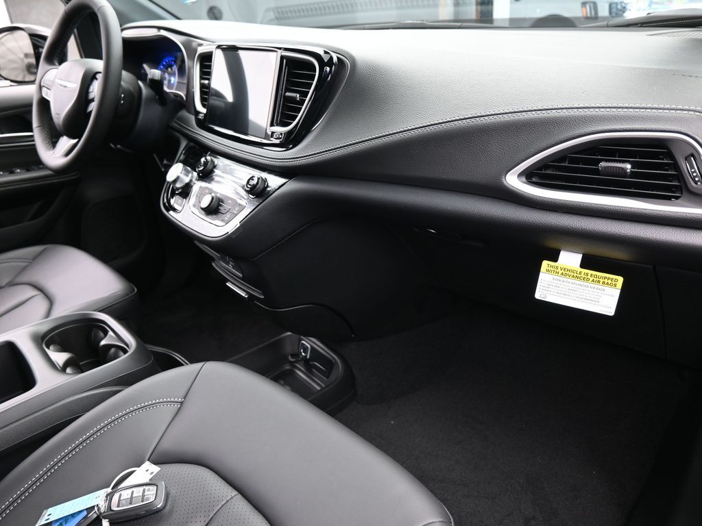 New 2026 Diamond Black Crystal Pearlcoat Chrysler Select image 42