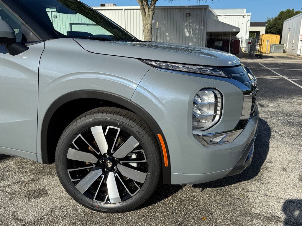 2025 Mitsubishi Outlander SEL photo 8