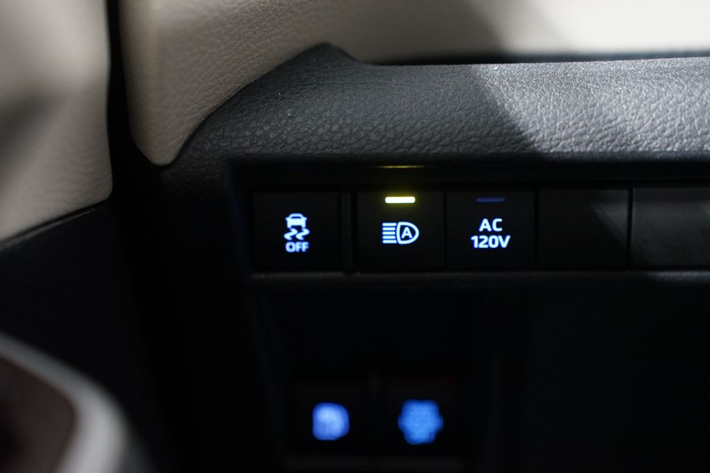 2022 Toyota Sienna XLE 24
