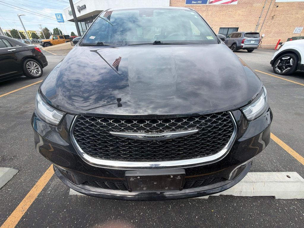 Diamond Black Crystal Pearlcoat 2025 Chrysler Pacifica Minivan Front-Wheel Drive 9-Speed Automatic