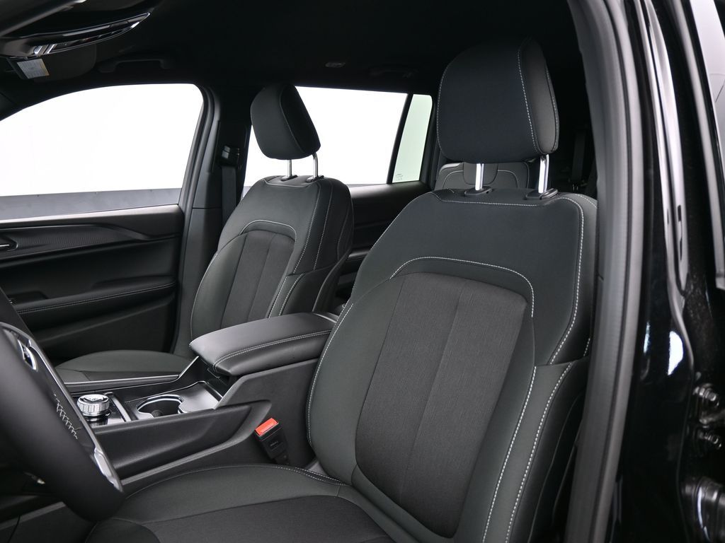 New 2026 Diamond Black Crystal Pearlcoat Jeep Laredo image 10