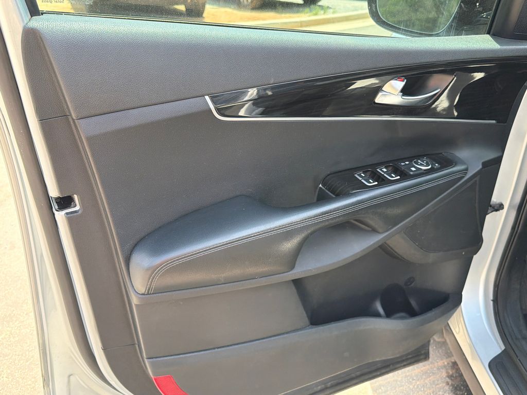Used 2019 Sparkling Silver Kia L image 10