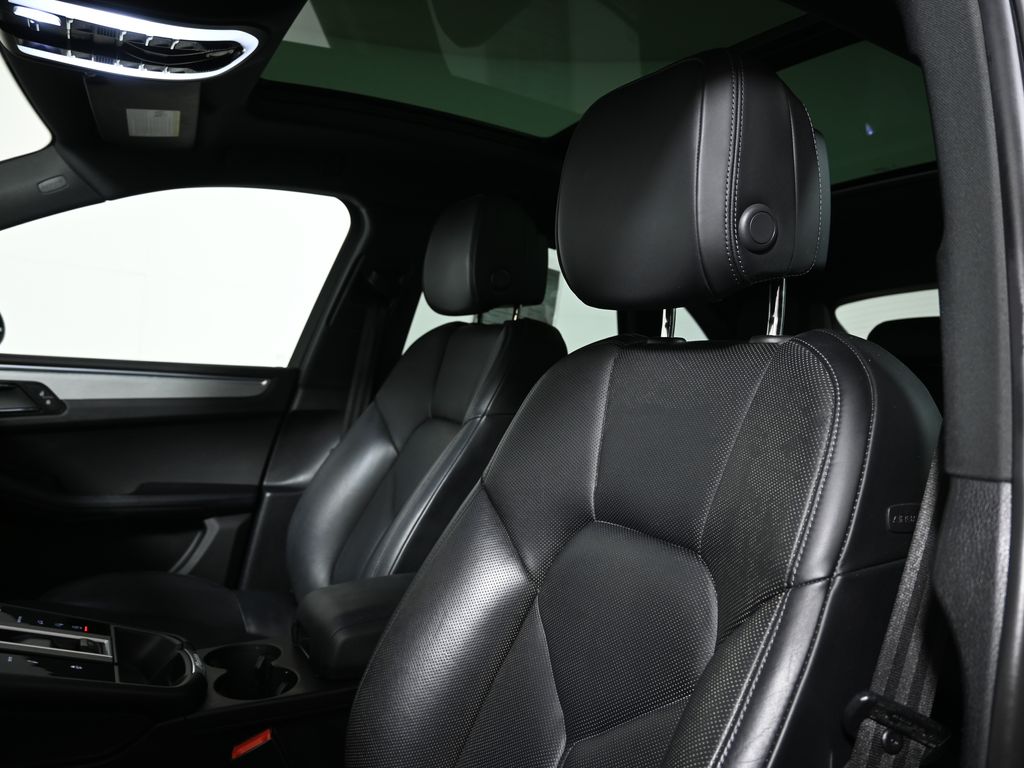 Thumbnail: 2022 Porsche Macan - 15