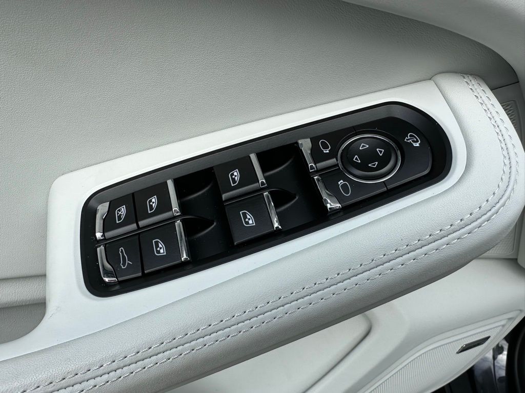 Thumbnail: 2022 Porsche Macan - 21