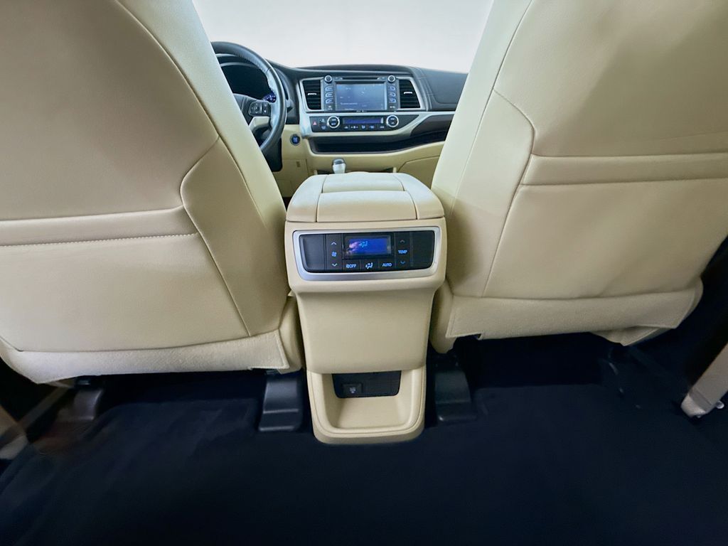 Thumbnail: 2014 Toyota Highlander - 27