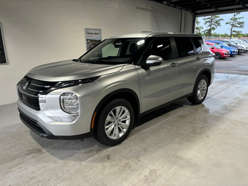 Silver 2026 Mitsubishi Outlander SUV / Crossover Front-Wheel Drive Continuously Variable Transmission