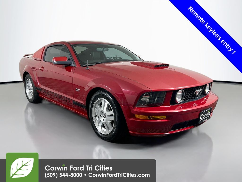 2008 Ford Mustang Rojo (Torch Red Clearcoat) Coupé Tracción trasera 5 velocidades Automática