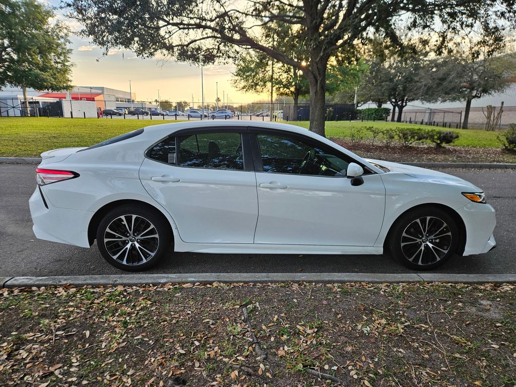 2018 Toyota Camry SE 6