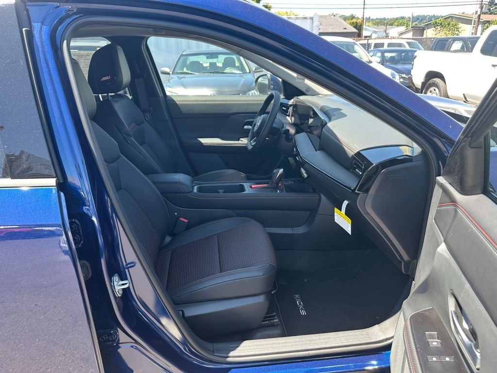2025 Nissan Kicks SR