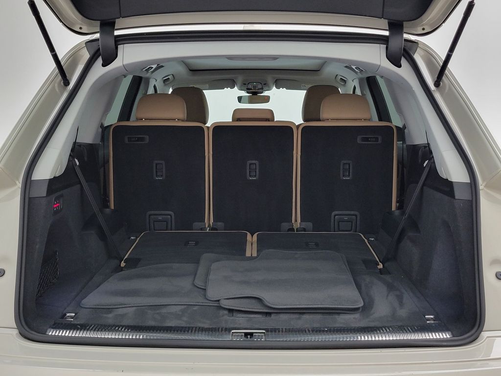 Thumbnail: 2023 Audi Q7 - 10