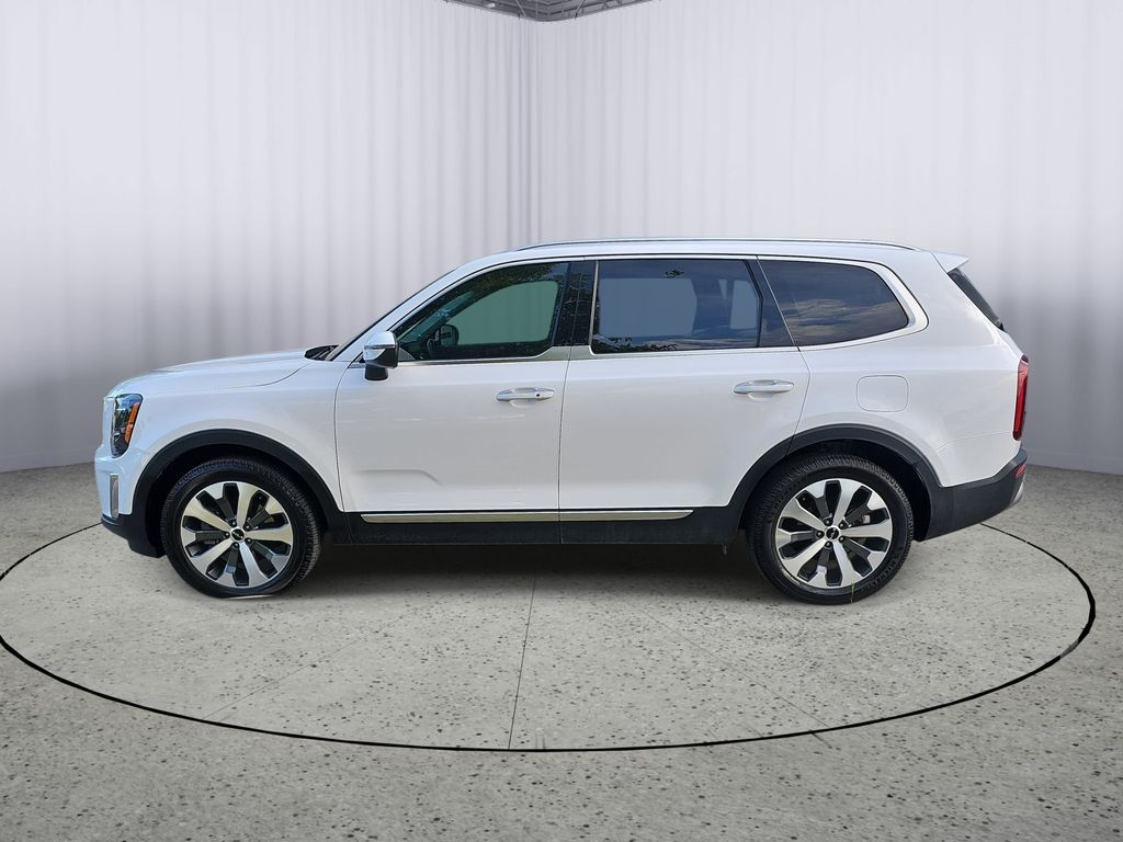 Used 2022 White Kia S image 2