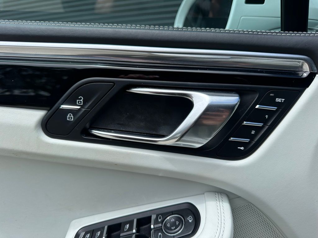 Thumbnail: 2023 Porsche Macan - 21