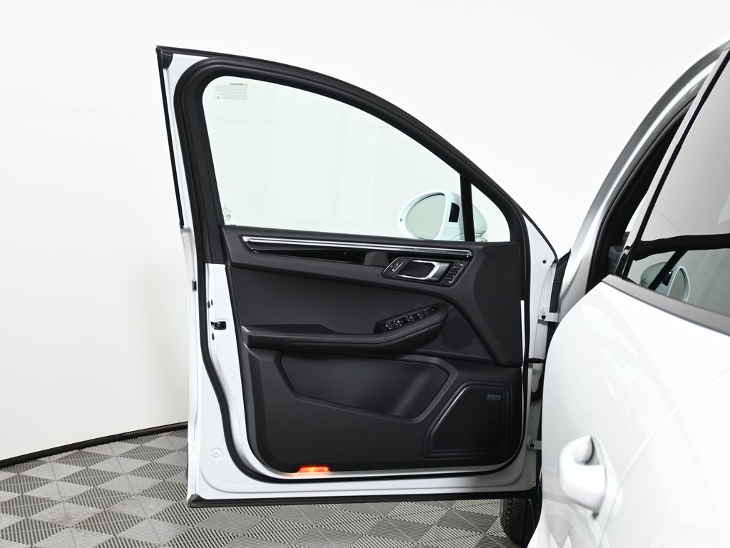 Thumbnail: 2024 Porsche Macan - 30