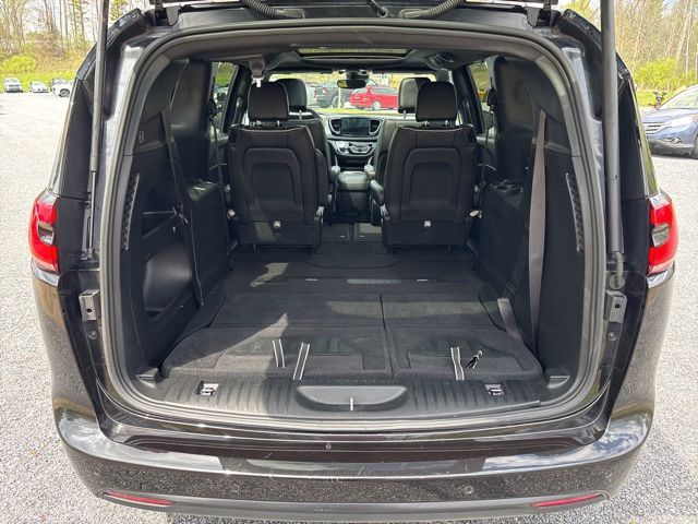 Used 2023 Chrysler Pacifica Van