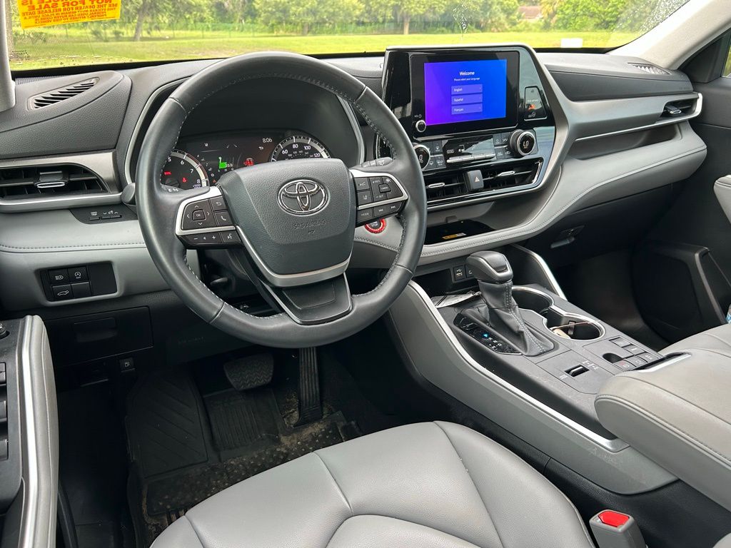 Thumbnail: 2023 Toyota Highlander - 12