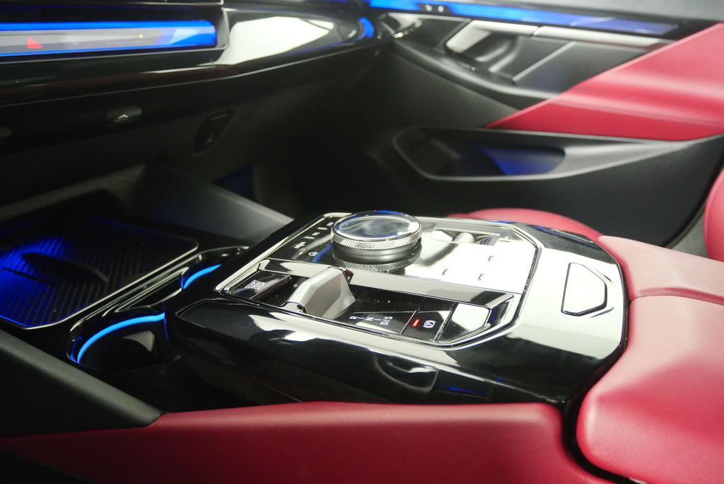 Thumbnail: 2025 BMW 5 Series - 23