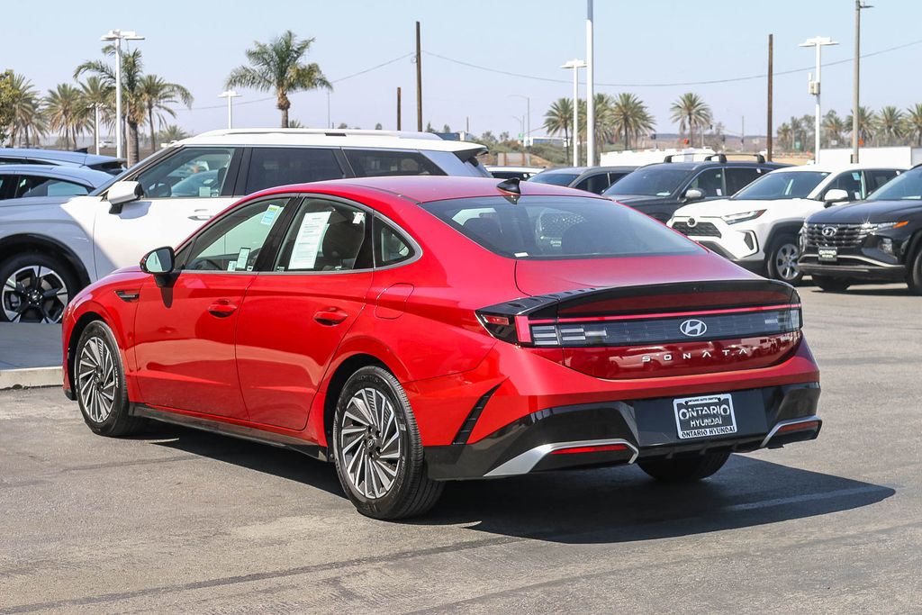 Certified Used 2025 Red Hyundai SEL image 5