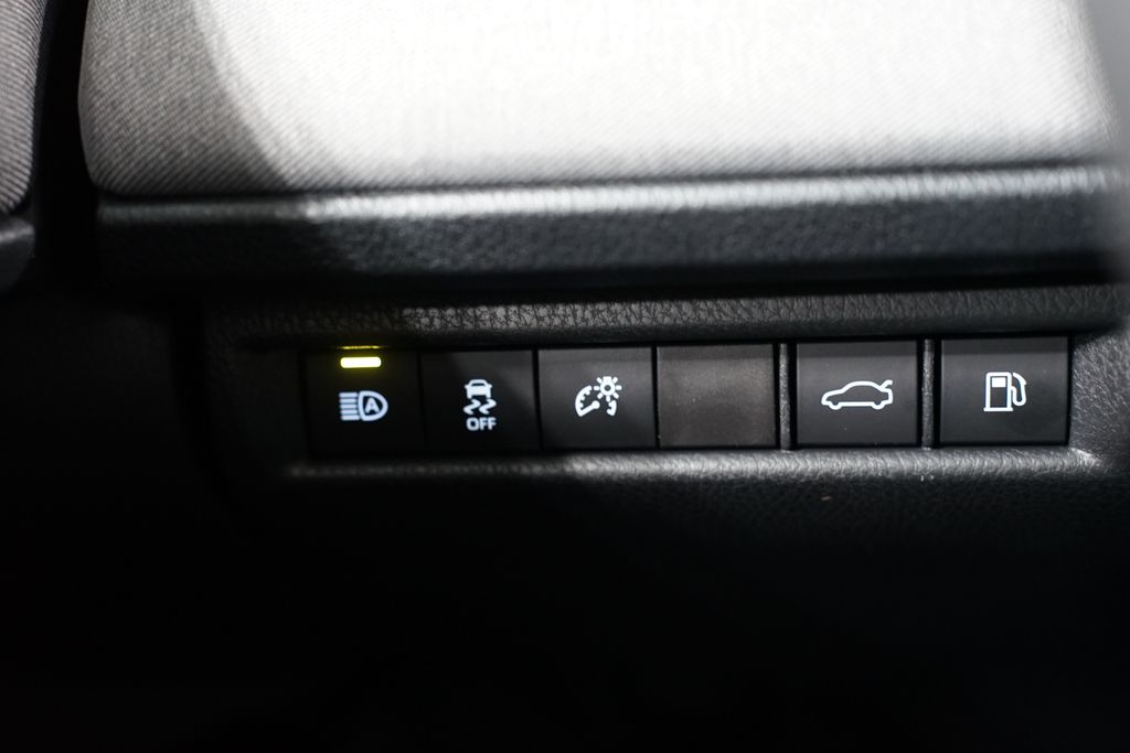 2025 Toyota Camry LE 24