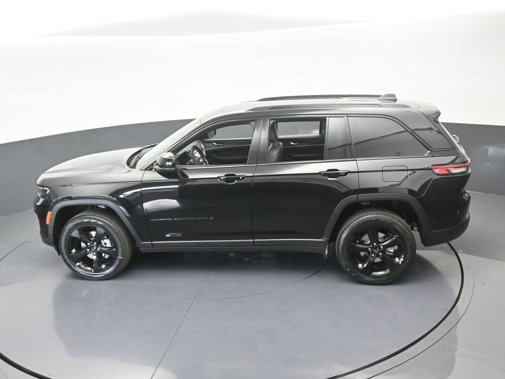 New 2025 Diamond Black Crystal Pearlcoat Jeep Limited image 42