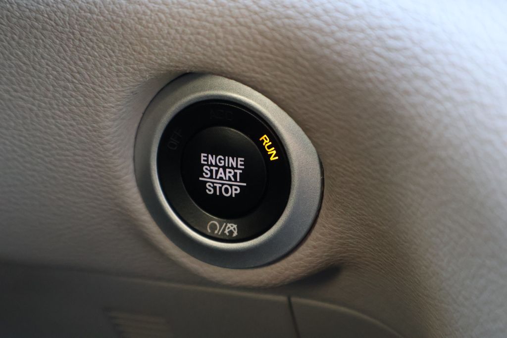 Thumbnail: 2018 Chrysler Pacifica - 30