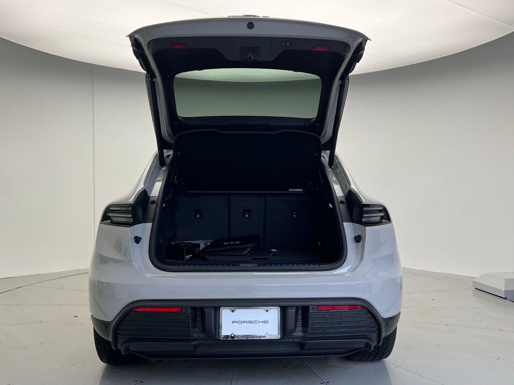 Thumbnail: 2026 Porsche Macan - 20