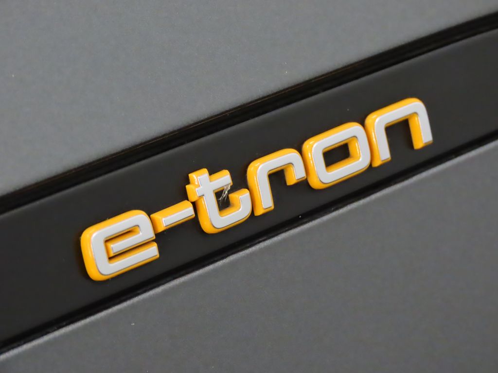 Thumbnail: 2019 Audi e-tron - 12