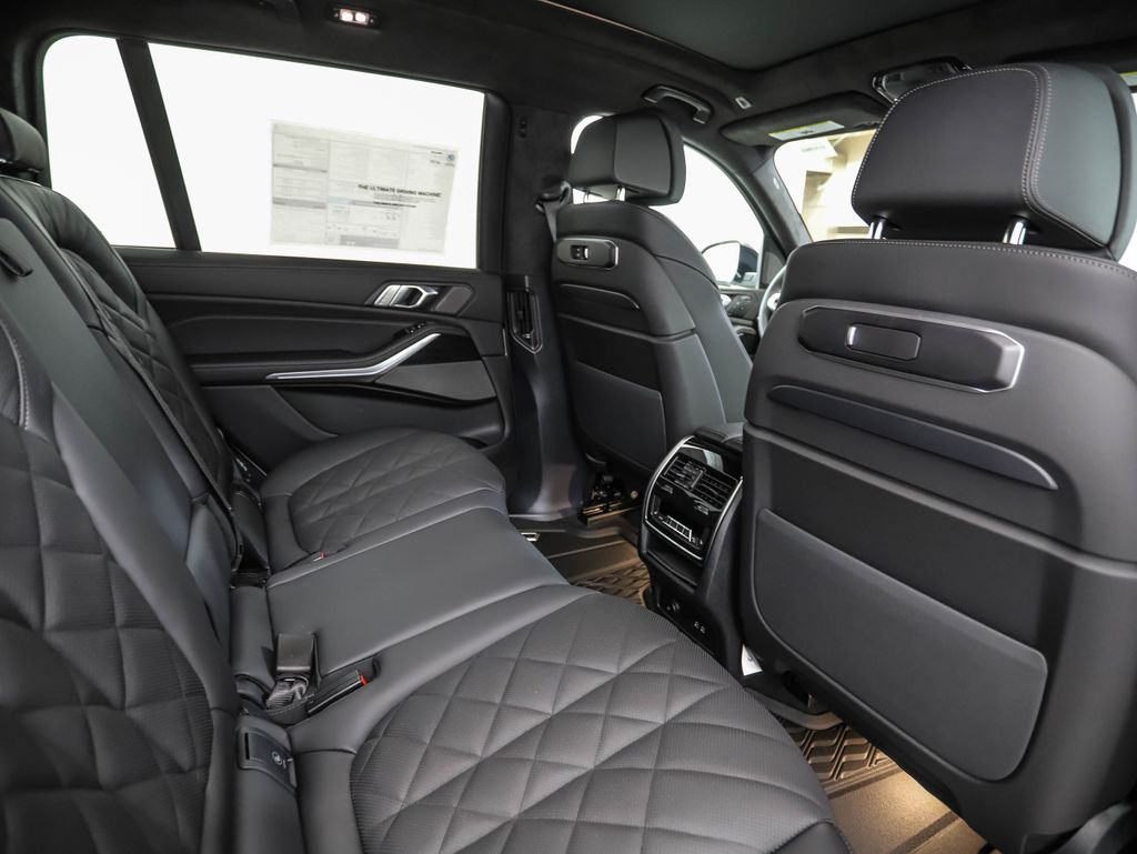 Thumbnail: 2027 BMW X7 - 32