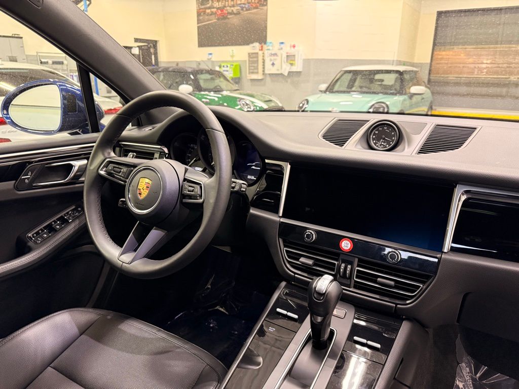 Thumbnail: 2022 Porsche Macan - 30