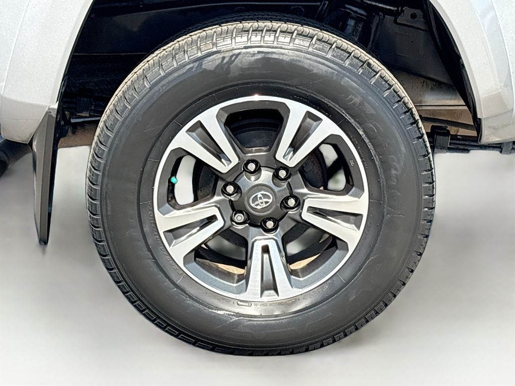 Thumbnail: 2019 Toyota Tacoma - 32