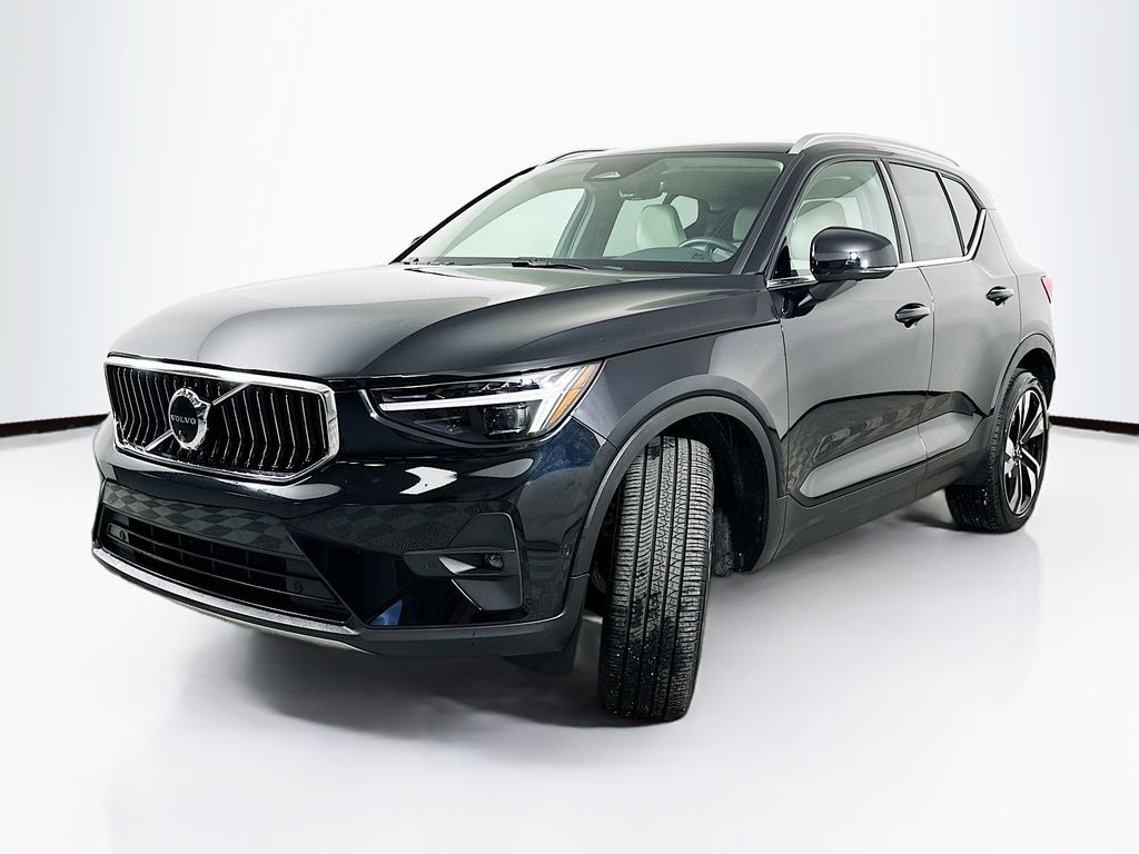 2025 Volvo XC40 B5 Ultra Bright Theme