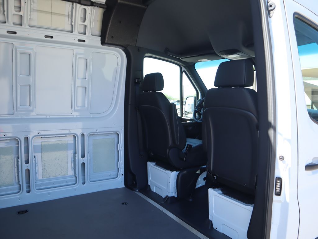 Thumbnail: 2025 Mercedes-Benz Sprinter - 24