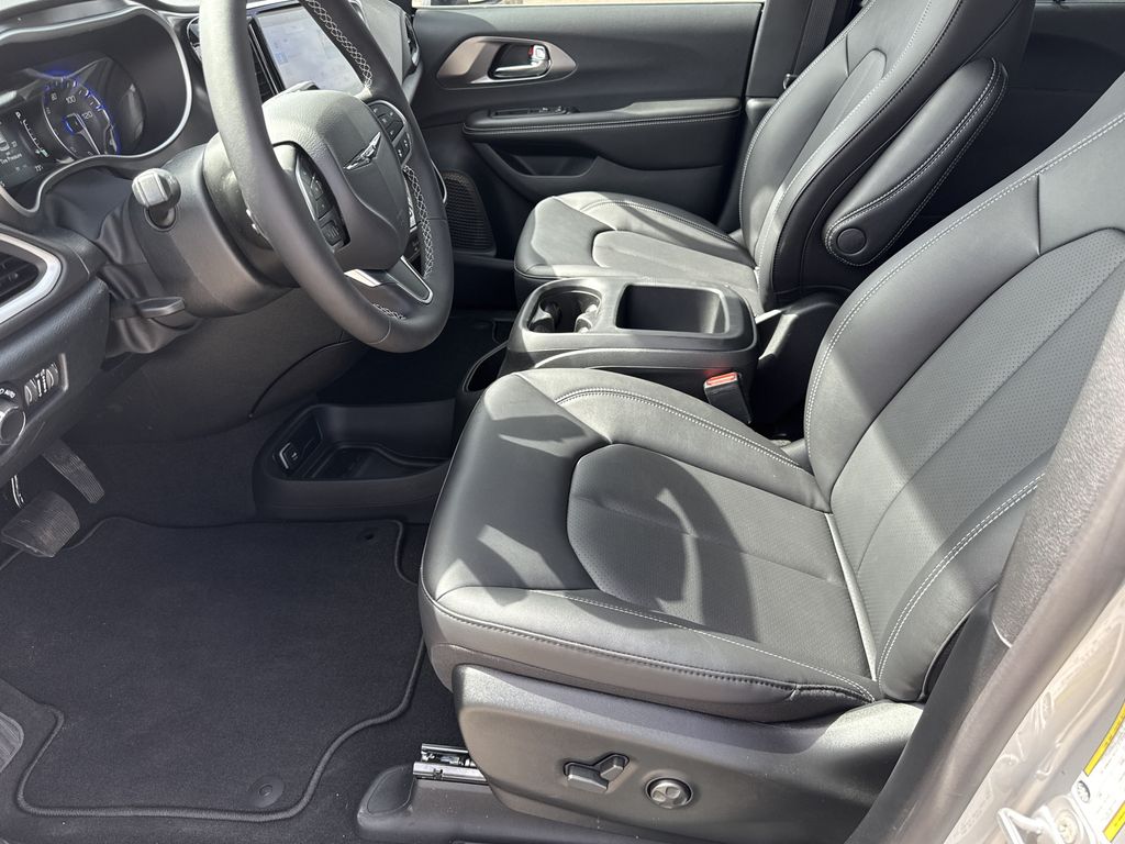 2026 Chrysler Voyager LX - 11