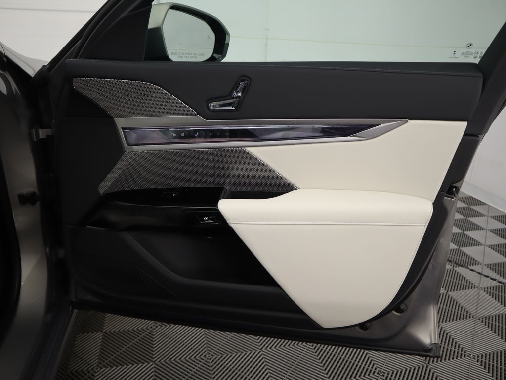 Thumbnail: 2025 BMW 7 Series - 26