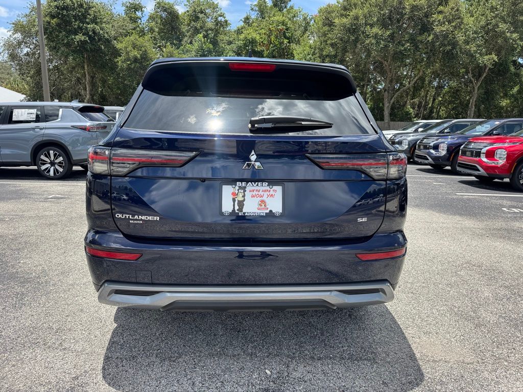 2025 Mitsubishi Outlander SE photo 4