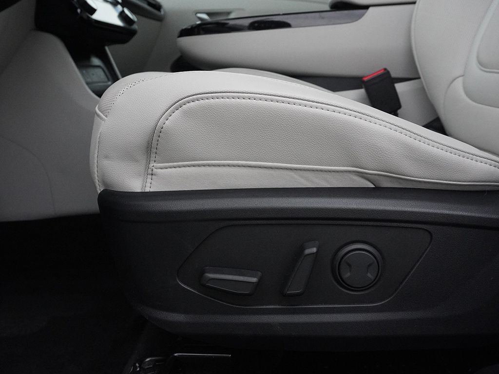 Used 2025 White Hyundai Limited image 36