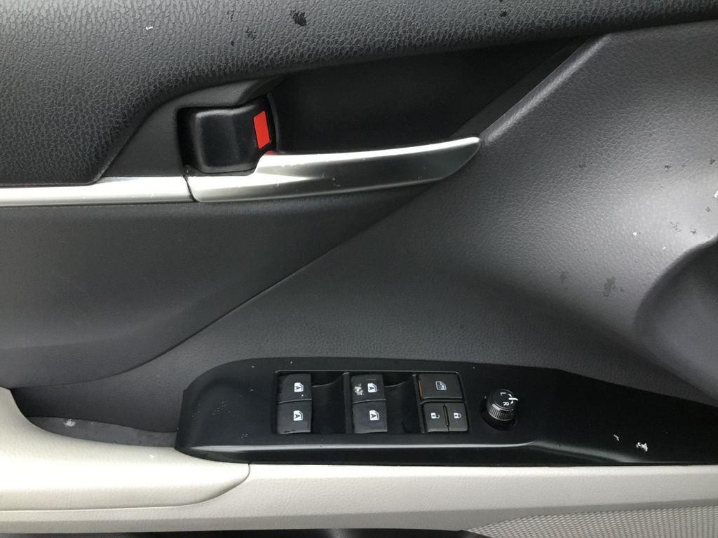 Thumbnail: 2018 Toyota Camry - 17