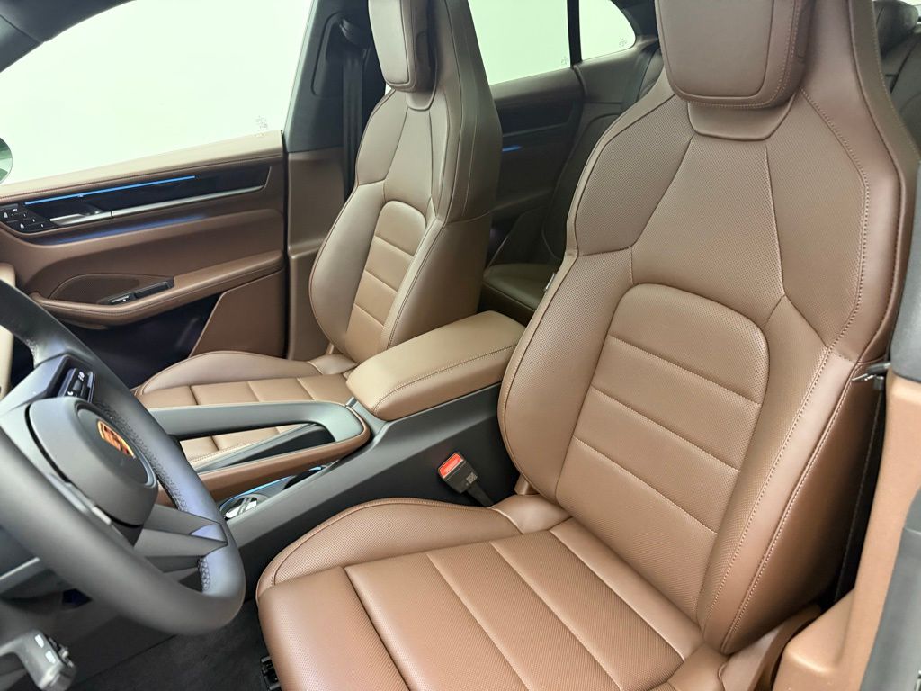 Thumbnail: 2026 Porsche Macan - 5