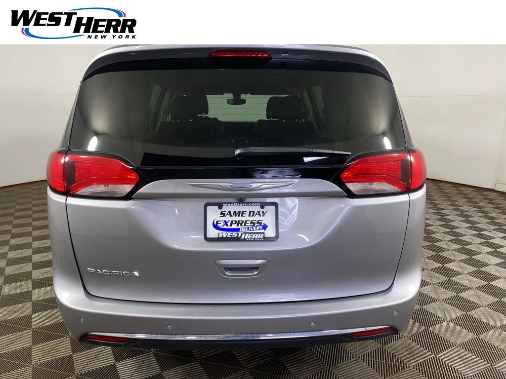 Used 2018 Silver Chrysler Touring L image 20