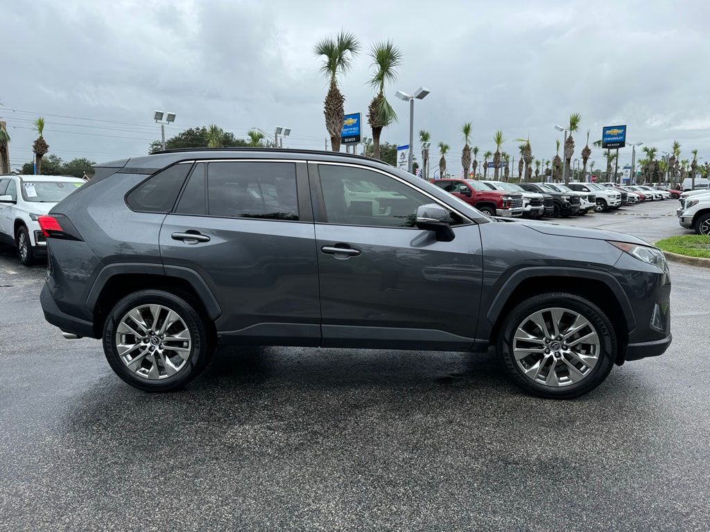 2019 Toyota RAV4 XLE Premium 9