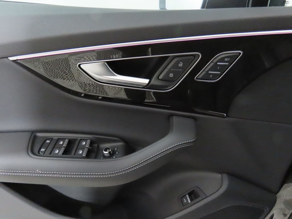 Thumbnail: 2025 Audi Q7 - 26