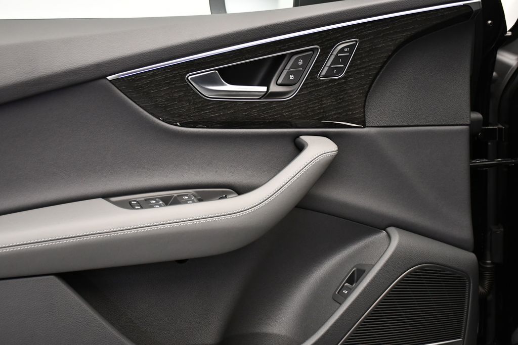 Thumbnail: 2025 Audi Q7 - 32