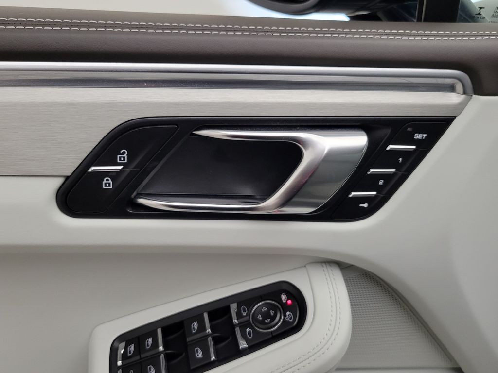 Thumbnail: 2021 Porsche Macan - 30