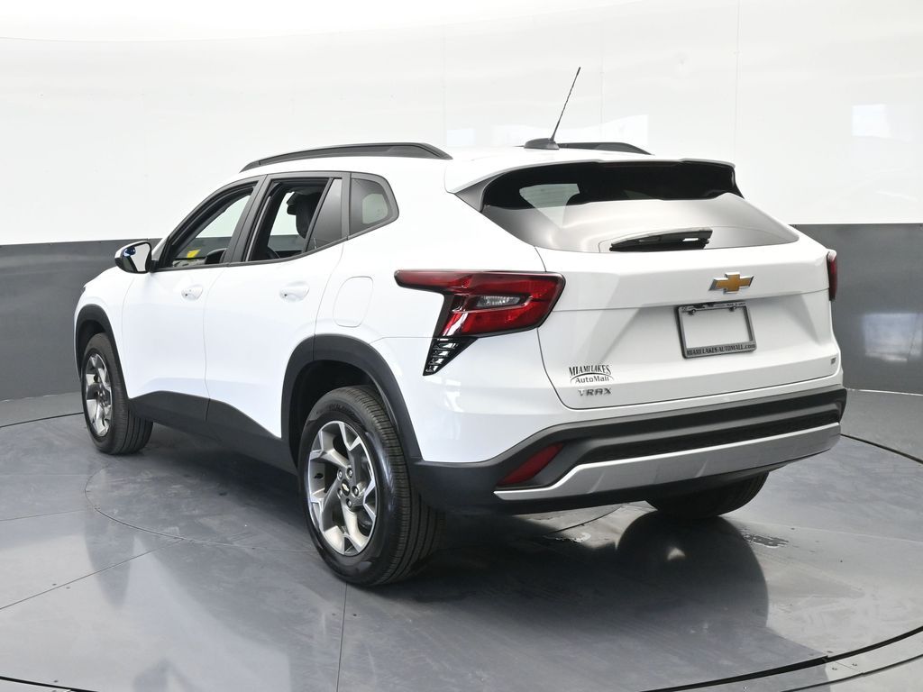 Used 2025 Summit White Chevrolet LT image 4